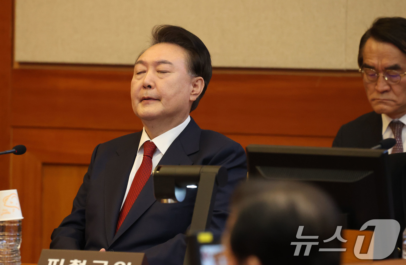 (서울=뉴스1) 사진공동취재단 = 윤석열 대통령이 13일 서울 종로구 헌법재판소에서 열린 탄핵심판 8차 변론에 출석해 생각에 잠겨 있다. 2025.2.13/뉴스1