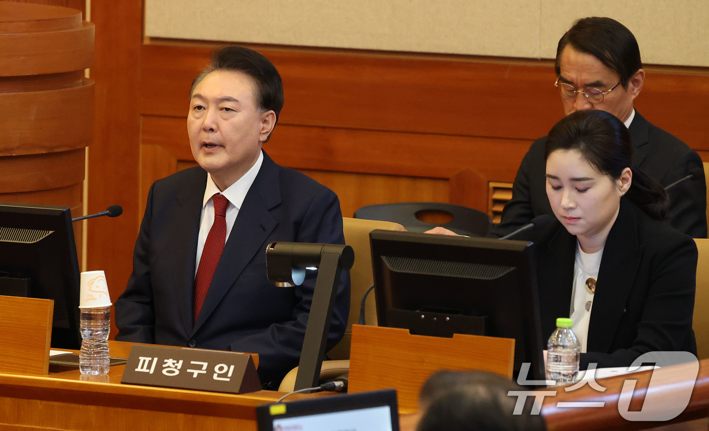 (서울=뉴스1) 사진공동취재단 = 윤석열 대통령이 13일 서울 종로구 헌법재판소에서 열린 탄핵심판 8차 변론에 출석해 있다. 2025.2.13/뉴스1