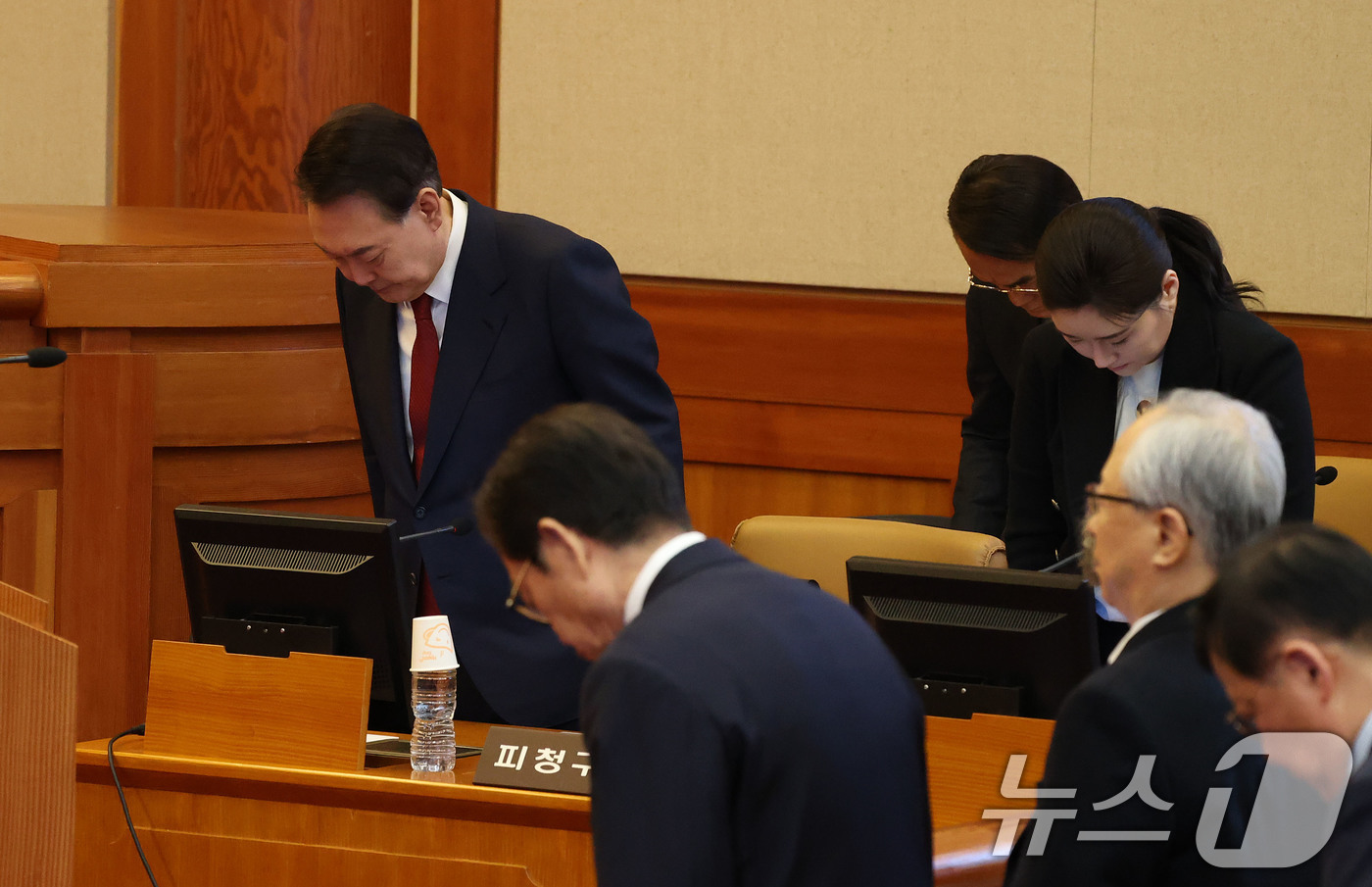 (서울=뉴스1) 사진공동취재단 = 윤석열 대통령이 13일 서울 종로구 헌법재판소에서 열리는 탄핵심판 8차 변론에 출석해 헌법재판관들을 향해 인사하고 있다. 2025.2.13/뉴스1 …