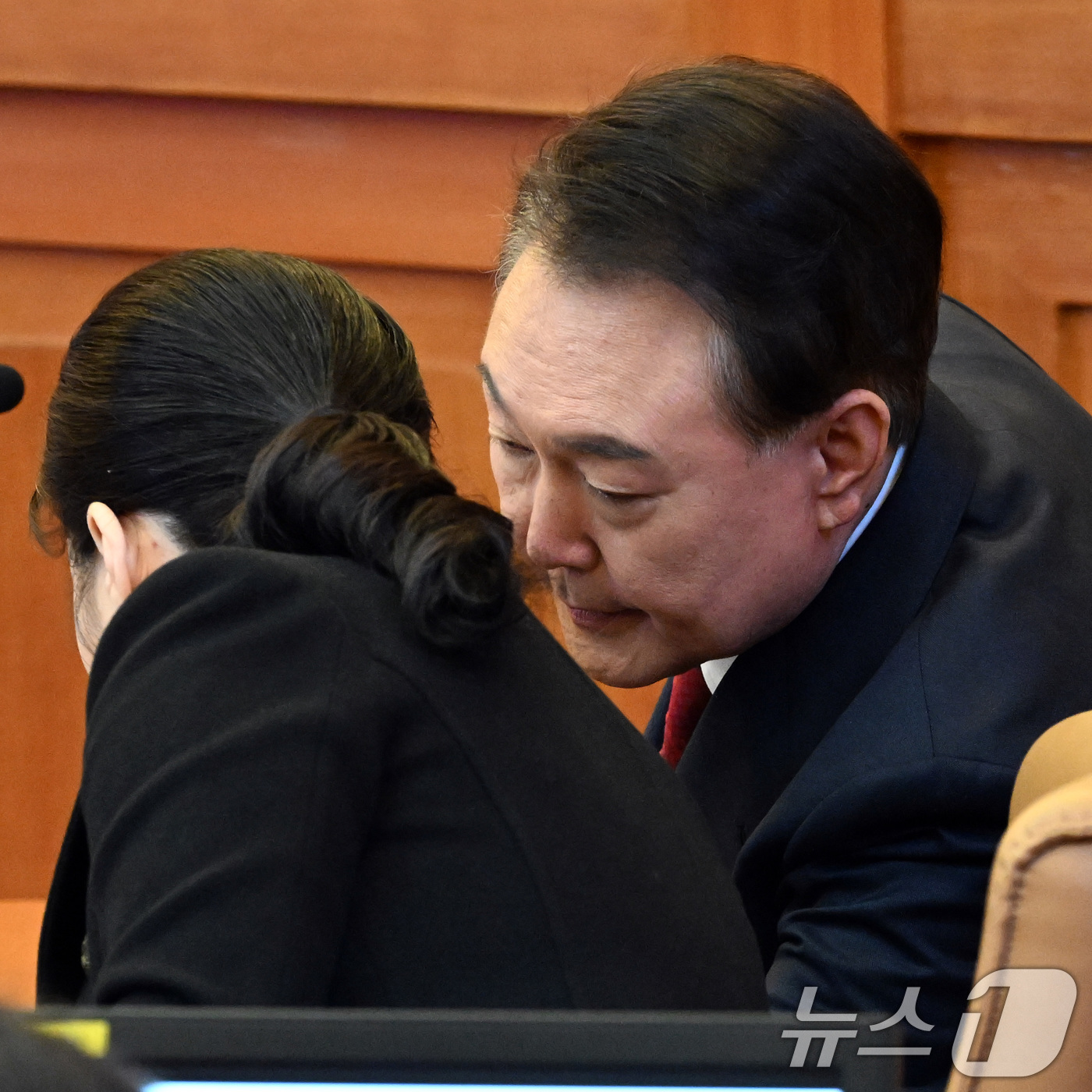 (서울=뉴스1) 사진공동취재단 = 윤석열 대통령이 13일 서울 종로구 헌법재판소에서 열린 윤석열 대통령 탄핵심판 8차 변론에 출석해 변호인단과 대화하고 있다. 2025.2.13/뉴 …