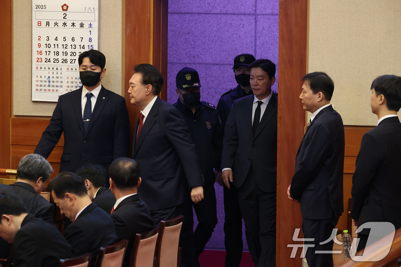 (서울=뉴스1) 사진공동취재단 = 윤석열 대통령이 13일 서울 종로구 헌법재판소에서 열리는 탄핵심판 8차 변론에 출석하고 있다. 2025.2.13/뉴스1