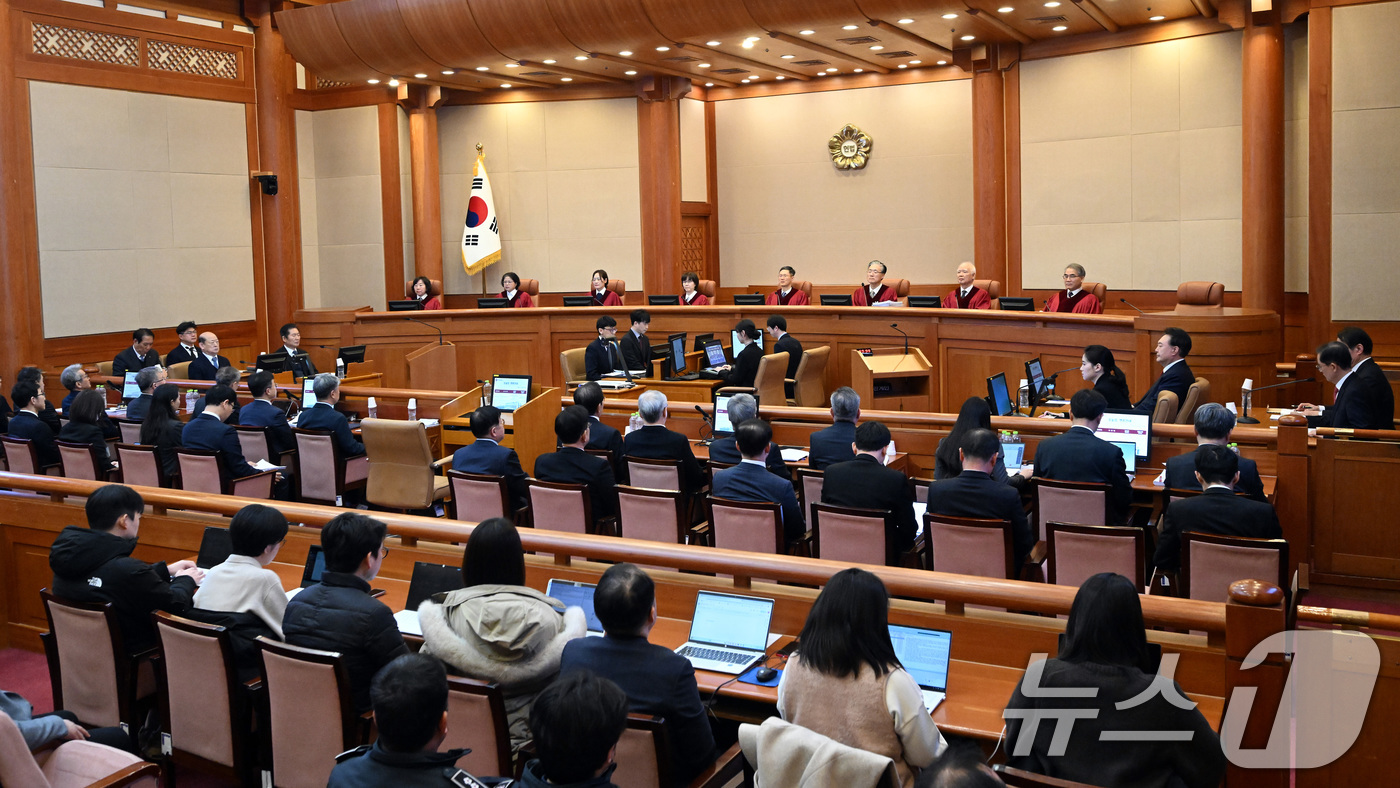 (서울=뉴스1) 사진공동취재단 = 13일 서울 종로구 헌법재판소에서 윤석열 대통령 탄핵심판 8차 변론이 열리고 있다.2025.2.13/뉴스1