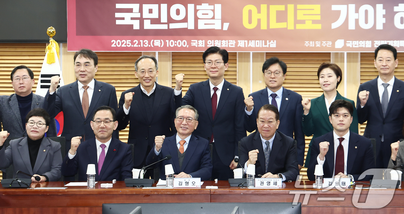 (서울=뉴스1) 김민지 기자 = 권영세 국민의힘 비상대책위원장이 13일 오전 서울 여의도 국회 의원회관에서 열린 전략기획특별위원회 1차 세미나 '국민의힘, 어디로 가야 하는가?'에 …