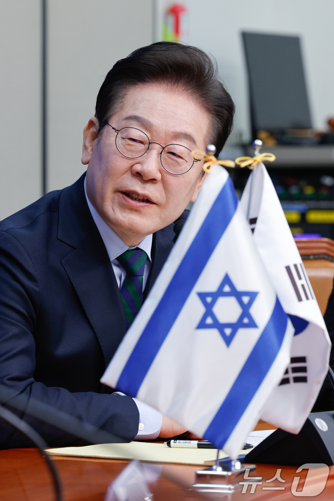 (서울=뉴스1) 안은나 기자 = 이재명 더불어민주당 대표가 13일 오전 서울 여의도 국회에서 라파엘 하르페즈(Rafael Harpaz) 주한이스라엘대사를 접견하고 있다. 2025. …