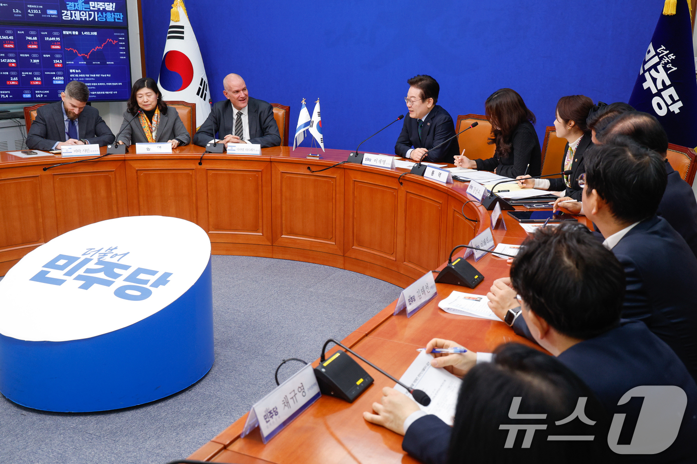 (서울=뉴스1) 안은나 기자 = 이재명 더불어민주당 대표가 13일 오전 서울 여의도 국회에서 라파엘 하르페즈(Rafael Harpaz) 주한이스라엘대사를 접견, 인사말 하고 있다. …