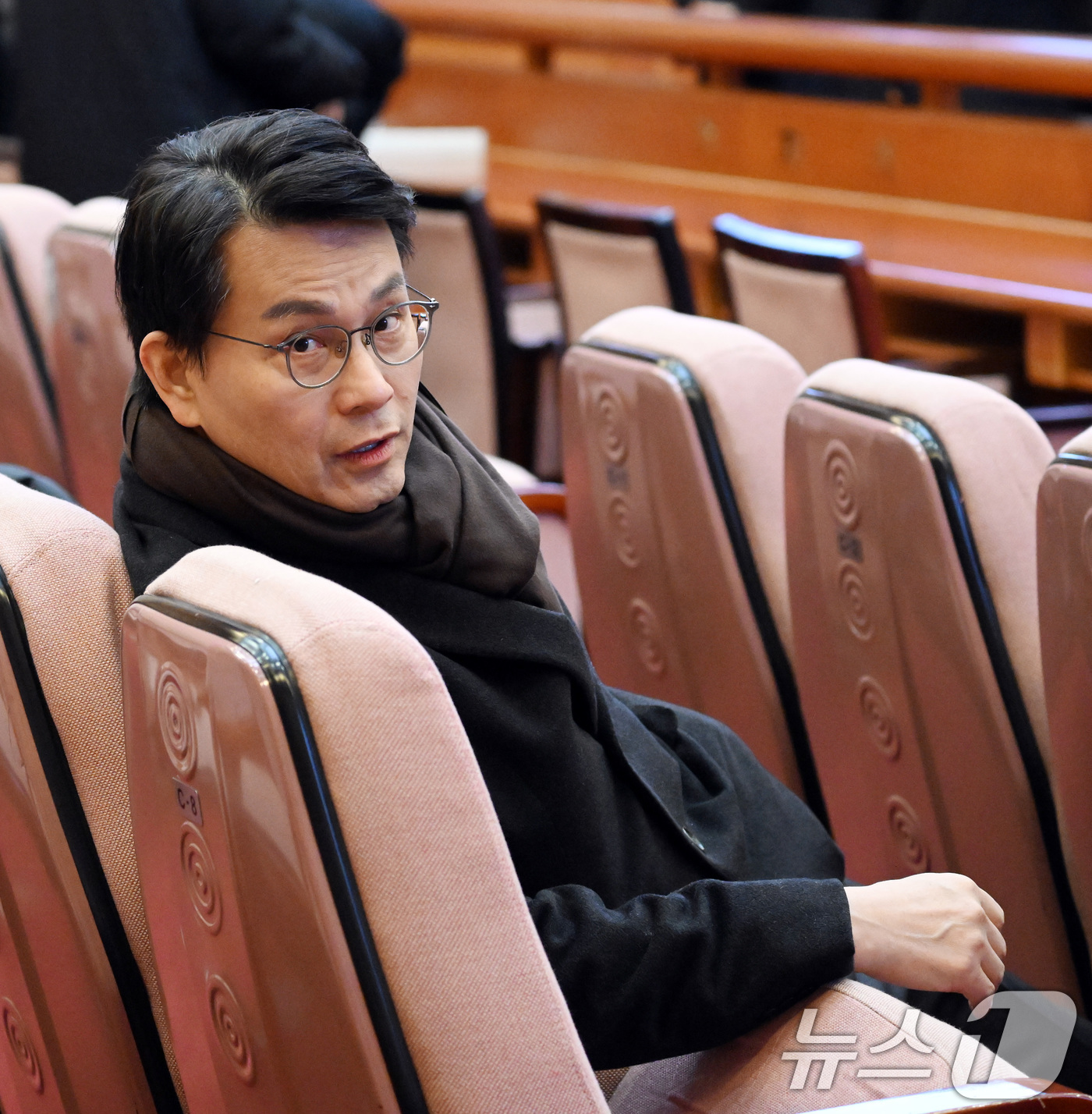 (서울=뉴스1) 사진공동취재단 = 윤상현 국민의힘 의원이 서울 종로구 헌법재판소에서 열린 윤석열 대통령 탄핵심판 8차 변론에 참석해 방청석에서 변론을 기다리고 있다. 2025.2. …