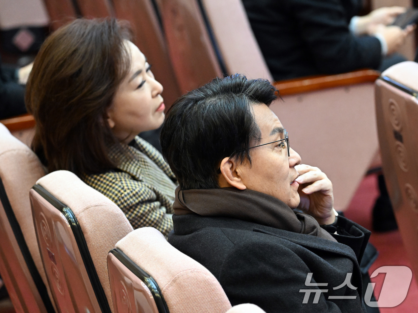 (서울=뉴스1) 사진공동취재단 = 윤상현 국민의힘 의원과 김민전 의원이 서울 종로구 헌법재판소에서 열린 윤석열 대통령 탄핵심판 8차 변론에 참석해 방청석에서 변론을 기다리고 있다. …