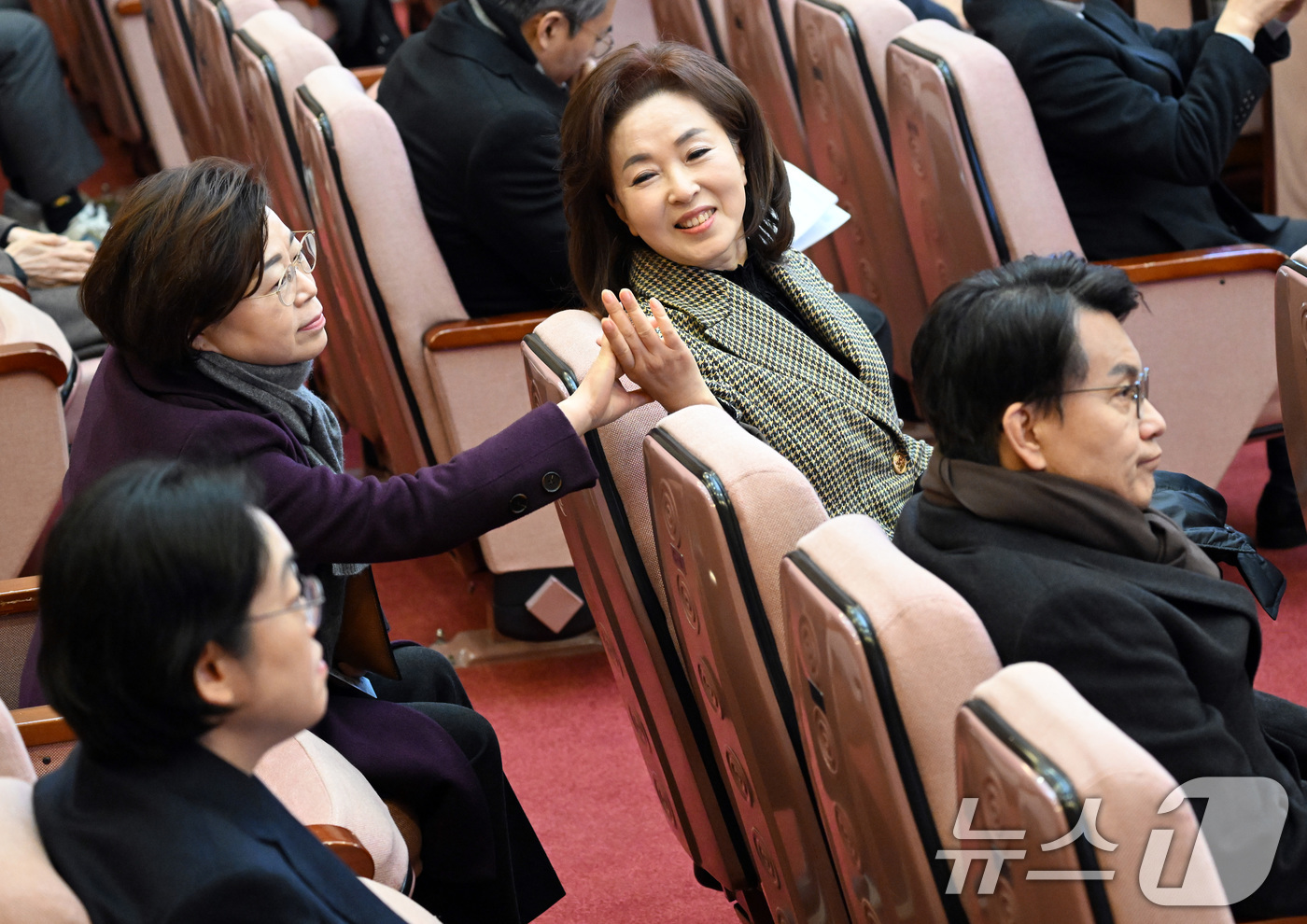 (서울=뉴스1) 사진공동취재단 = 윤상현, 김민전, 김정재 등 국민의힘 의원들이 13일 서울 종로구 헌법재판소에서 열린 윤석열 대통령 탄핵심판 8차 변론에 참석해 방청석에서 변론을 …