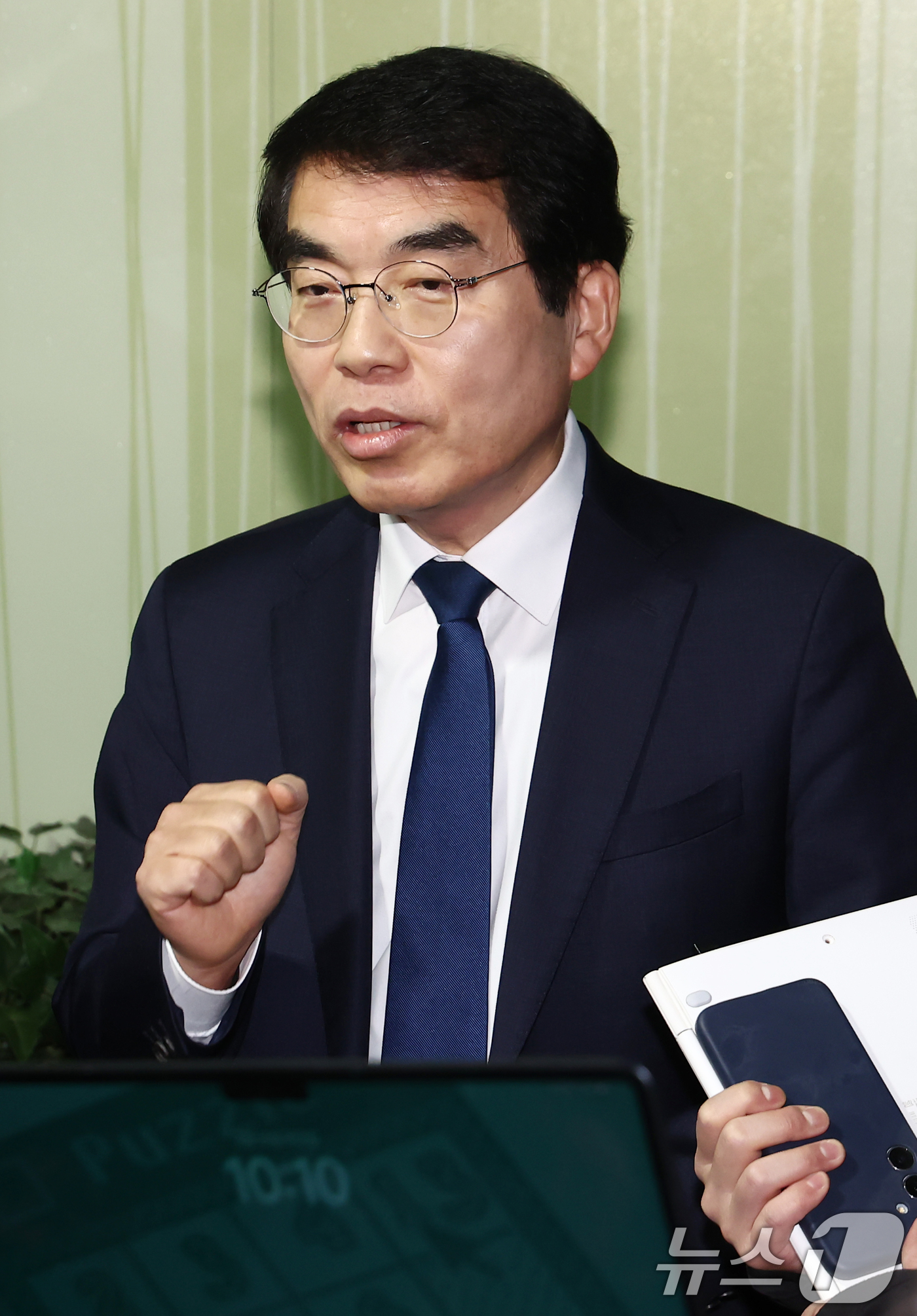 (서울=뉴스1) 김민지 기자 = 비명(비이재명)계 모임 '초일회' 간사인 양기대 더불어민주당 전 의원이 13일 오전 서울 여의도 국회 의원회관에서 기자간담회를 마치고 취재진 질의에 …