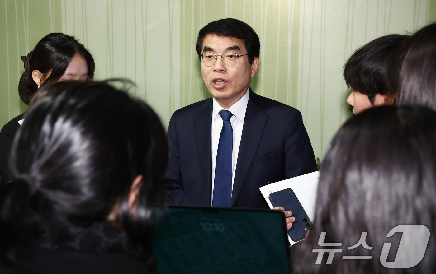 (서울=뉴스1) 김민지 기자 = 비명(비이재명)계 모임 '초일회' 간사인 양기대 더불어민주당 전 의원이 13일 오전 서울 여의도 국회 의원회관에서 기자간담회를 마치고 취재진 질의에 …