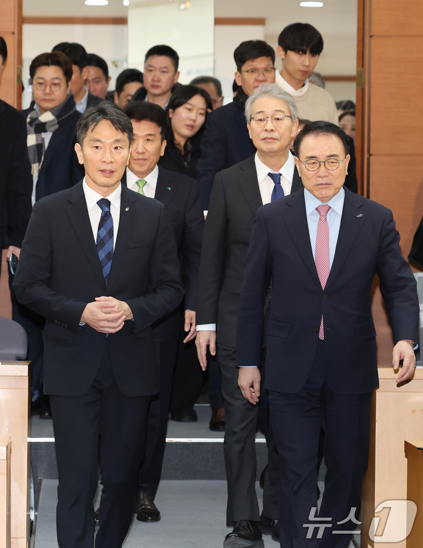 (서울=뉴스1) 장수영 기자 = 13일 오전 서울 종로구 한국금융연수원에서 열린 사외이사 양성 및 역량 강화를 위한 업무협약식에 이복현 금융감독원장(왼쪽)과 금융지주 회장들이 입장 …