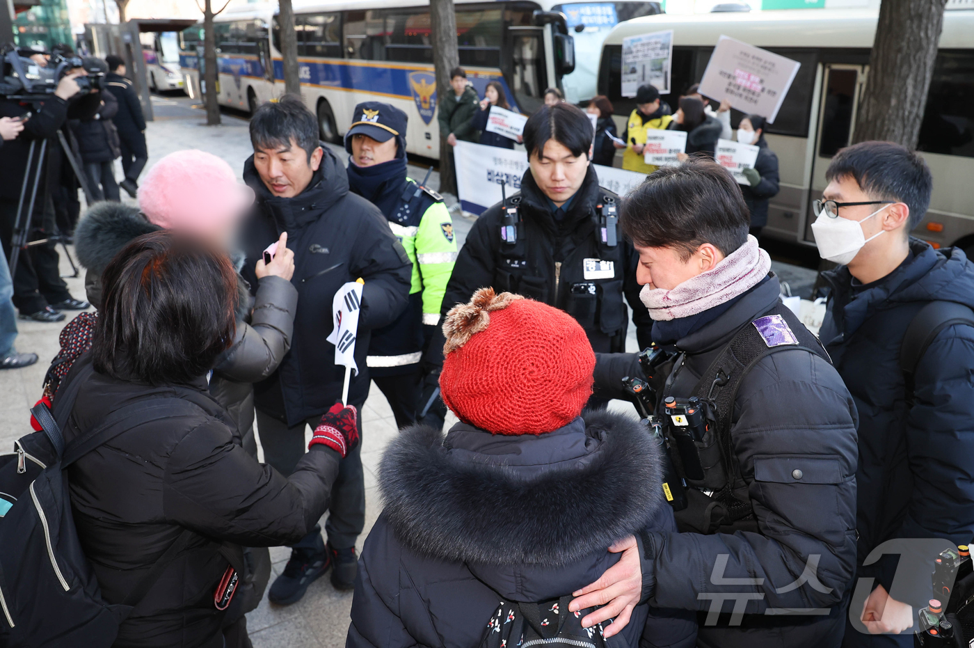 (서울=뉴스1) 허경 기자 = 보수단체 관계자들이 13일 서울 종로구 헌번재판소 인근에서 평화주권행동 평화너머 주최로 열린 윤석열 대통령 신속 파면 헌법재판소 시민의견서 제출 기자 …