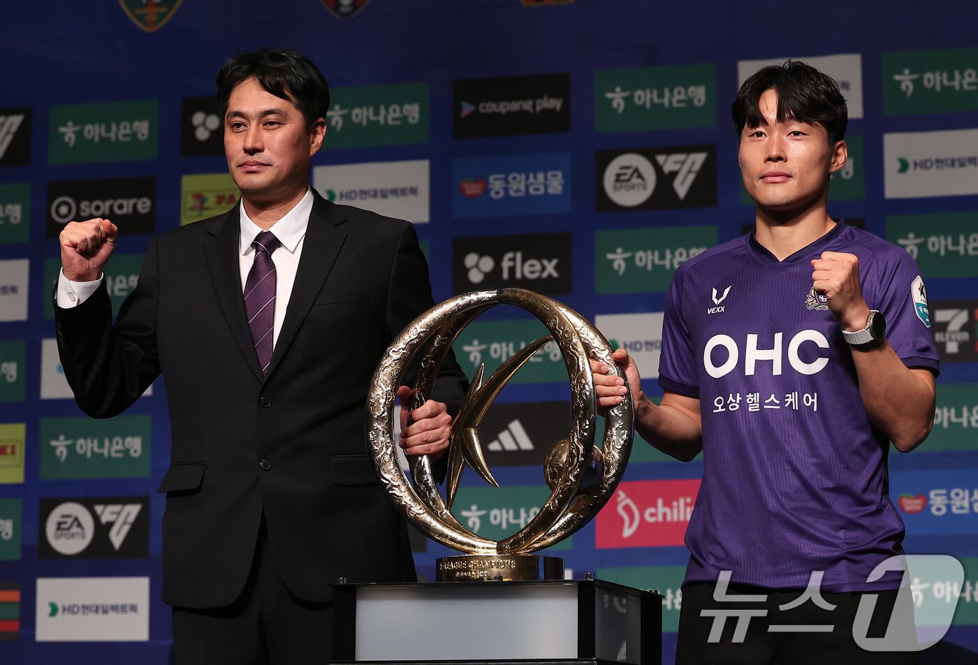 본문 이미지 - FC안양 유병훈 감독과 이창용이 13일 서울 서대문구 스위스 그랜드 호텔에서 열린 '하나은행 K리그1 2025 개막 미디어데이'에서 포즈를 취하고 있다. 2025.2.13/뉴스1 ⓒ News1 김성진 기자