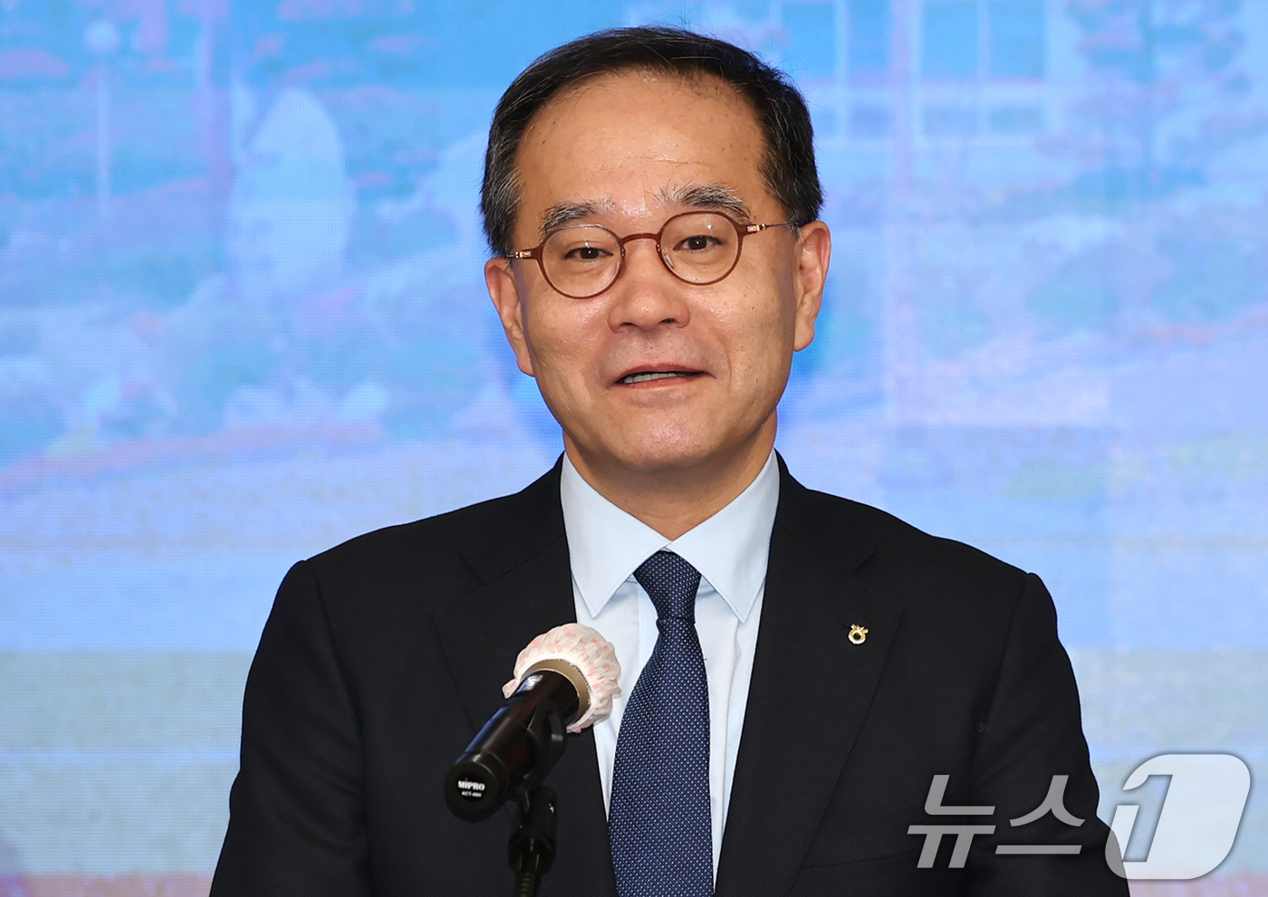 (서울=뉴스1) 장수영 기자 = 이찬우 NH농협금융 회장이 13일 오전 서울 종로구 한국금융연수원에서 열린 사외이사 양성 및 역량 강화를 위한 업무협약식에서 인사말을 하고 있다. …