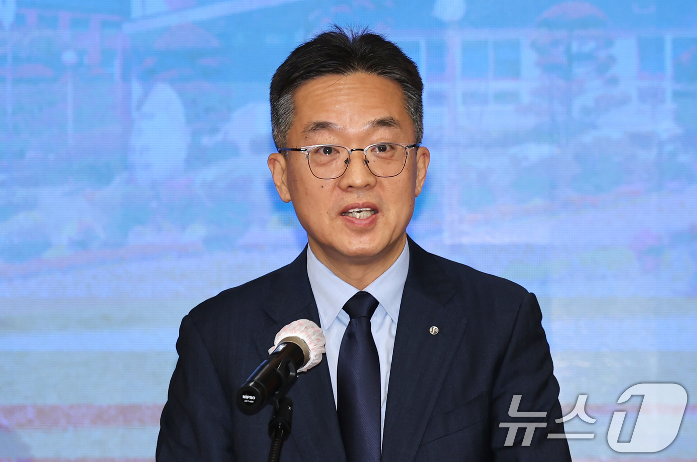 (서울=뉴스1) 장수영 기자 = 고석헌 신한금융그룹 부문장이 13일 오전 서울 종로구 한국금융연수원에서 열린 사외이사 양성 및 역량 강화를 위한 업무협약식에서 인사말을 하고 있다. …
