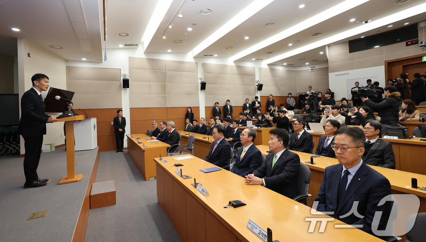 (서울=뉴스1) 장수영 기자 = 이복현 금융감독원장이 13일 오전 서울 종로구 한국금융연수원에서 열린 사외이사 양성 및 역량 강화를 위한 업무협약식에서 인사말을 하고 있다. 202 …
