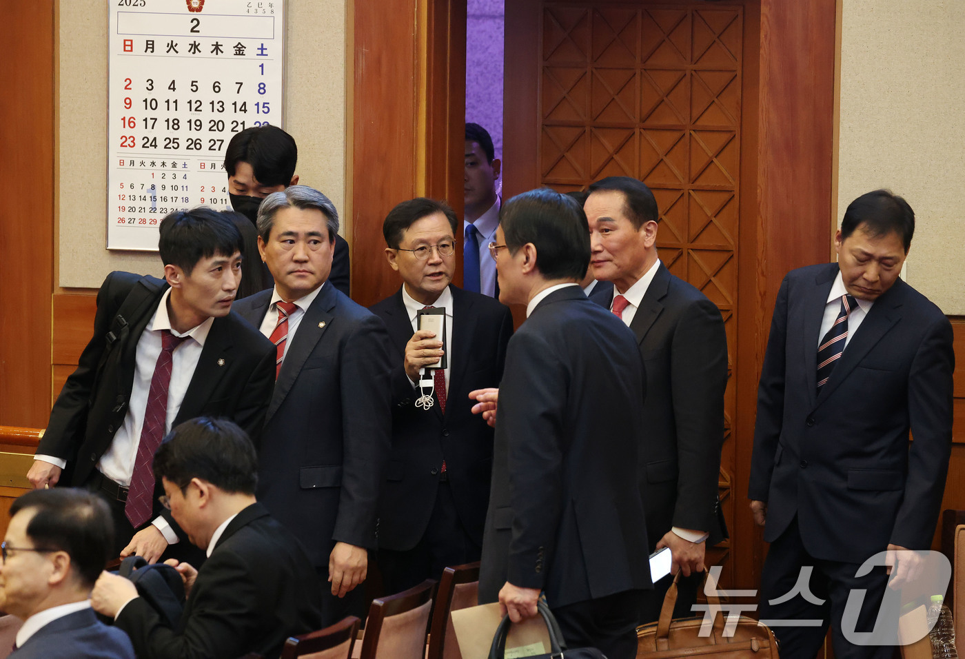 (서울=뉴스1) 사진공동취재단 = 윤석열 대통령측 변호인들이 13일 오전 서울 종로구 헌법재판소에서 열리는 탄핵심판 8차 변론에 출석하고 있다. 2025.2.13/뉴스1