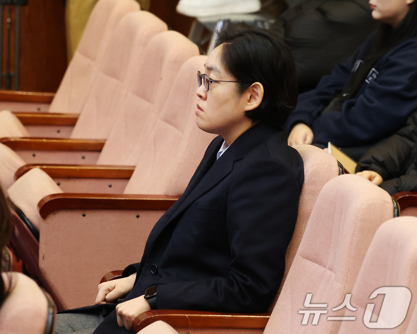 (서울=뉴스1) 사진공동취재단 = 조지연 국민의힘 의원이 13일 오전 서울 종로구 헌법재판소에서 열리는 윤석열 대통령 탄핵심판 8차 변론을 방청하기 위해 자리해 있다. 2025.2 …