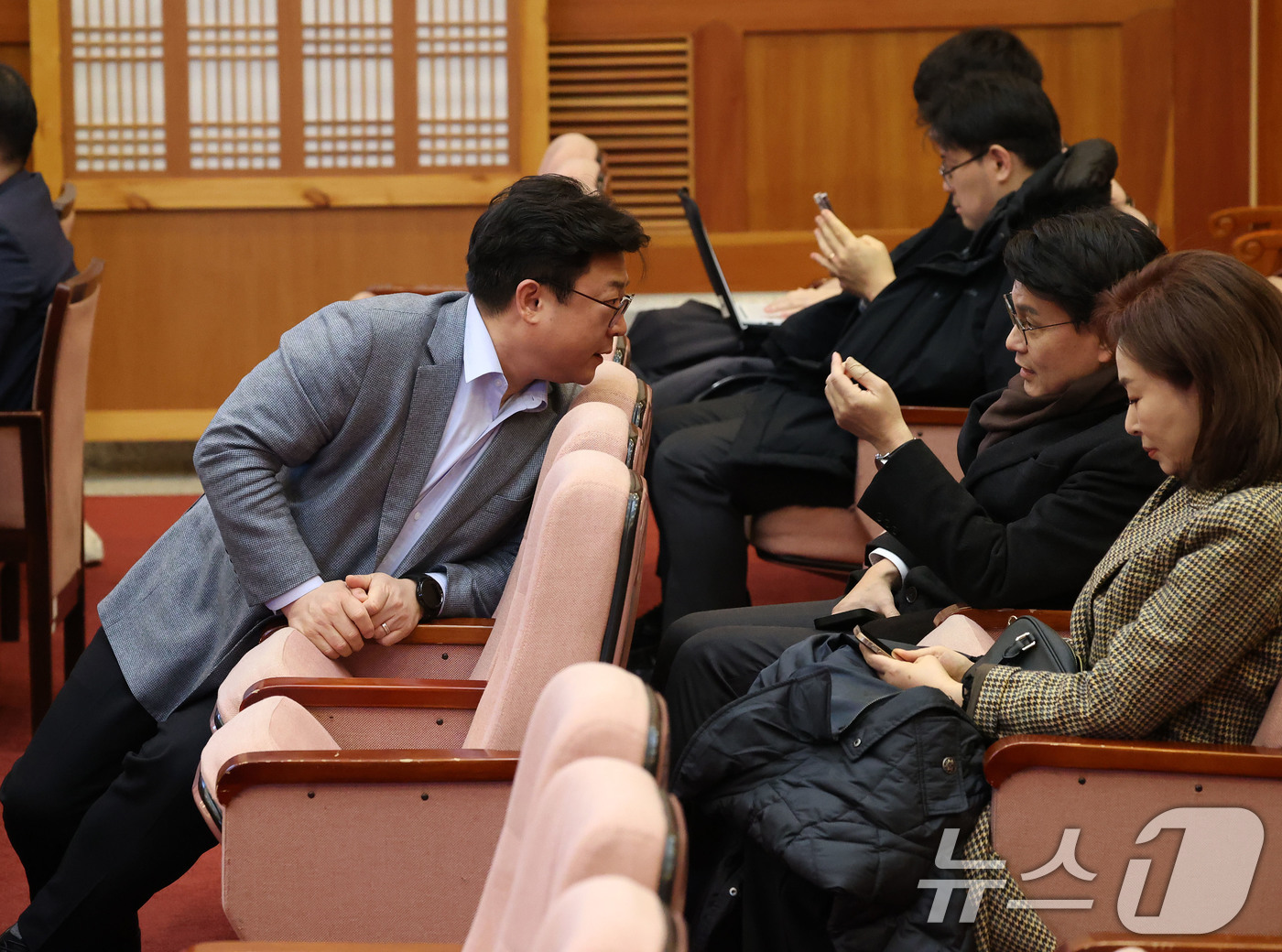 (서울=뉴스1) 사진공동취재단 = 강명구, 윤상현, 김민전 국민의힘 의원이 13일 오전 서울 종로구 헌법재판소에서 열리는 윤석열 대통령 탄핵심판 8차 변론을 방청하기 위해 자리해 …