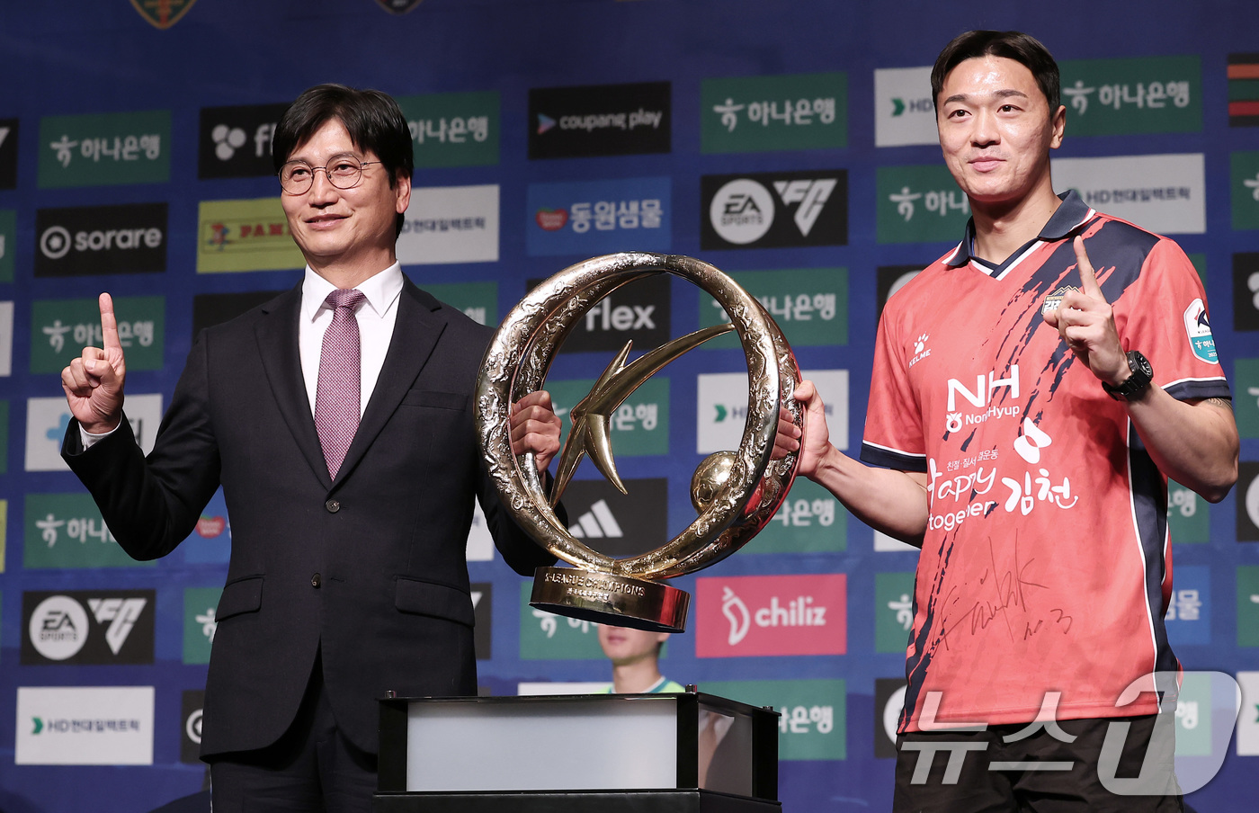 (서울=뉴스1) 김성진 기자 = 김천상무 정정용 감독과 김민덕이 13일 서울 서대문구 스위스 그랜드 호텔에서 열린 '하나은행 K리그1 2025 개막 미디어데이'에서 포즈를 취하고 …