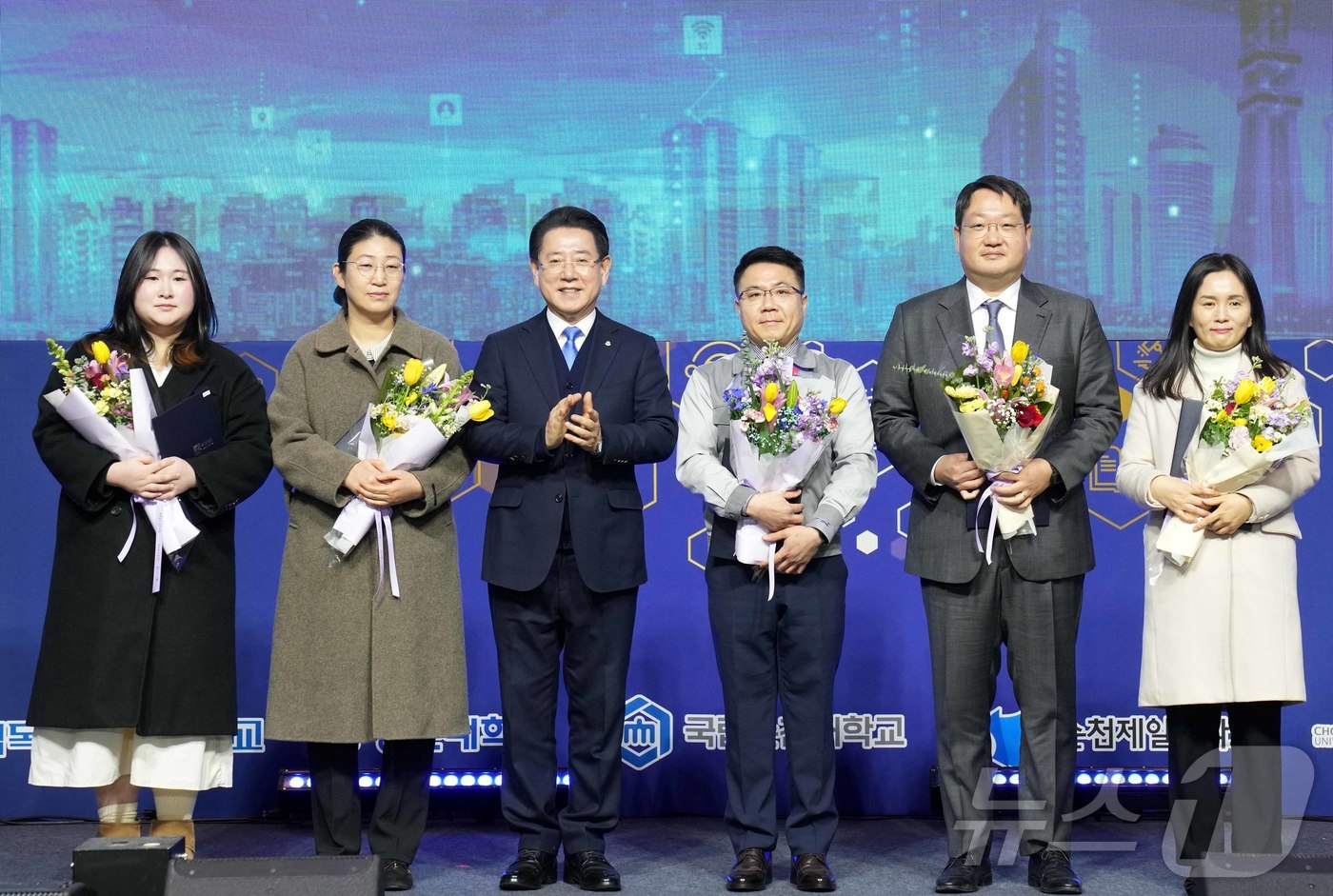 (무안=뉴스1) 전원 기자 = 김영록 전라남도지사가 13일 영암 호텔현대바이라한에서 열린 ‘지자체-대학 협력기반 지역혁신사업(RIS) 성과공유회 및 지역발전토론회’에 참석, 유공자 …