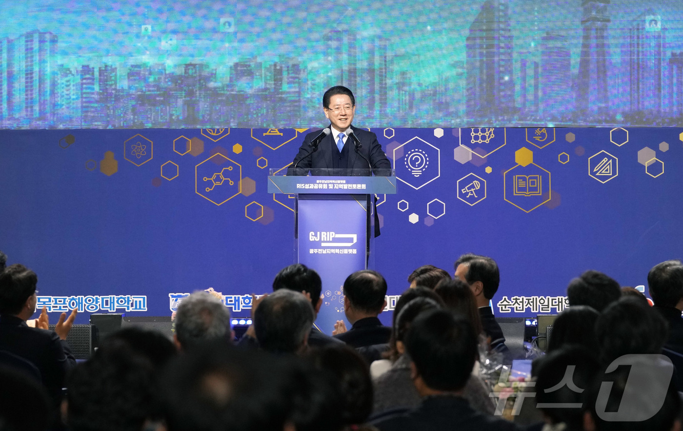 (무안=뉴스1) 전원 기자 = 김영록 전라남도지사가 13일 영암 호텔현대바이라한에서 열린 ‘지자체-대학 협력기반 지역혁신사업(RIS) 성과공유회 및 지역발전토론회’에 참석, 축사를 …