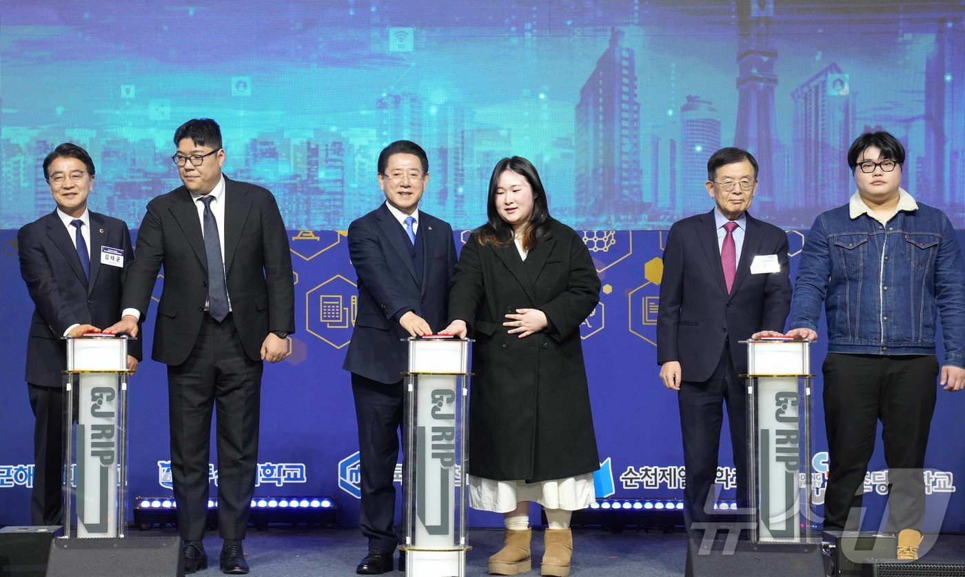 (무안=뉴스1) 전원 기자 = 김영록 전라남도지사가 13일 영암 호텔현대바이라한에서 열린 ‘지자체-대학 협력기반 지역혁신사업(RIS) 성과공유회 및 지역발전토론회’에 참석, 참석자 …