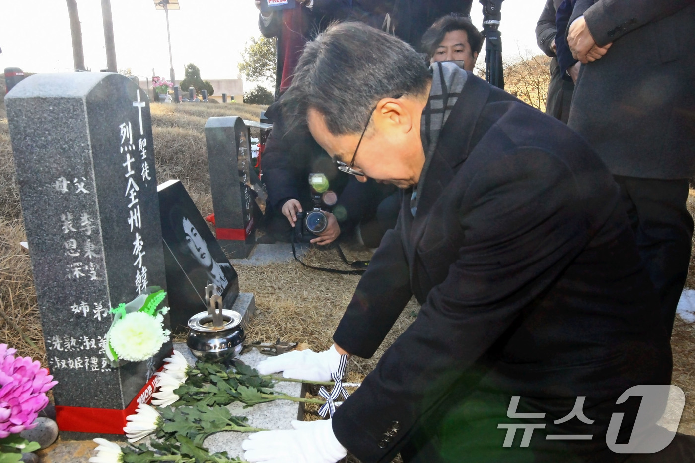 (광주=뉴스1) 박지현 기자 = 김동연 경기도지사가 13일 오전 광주 북구 망월동 구묘지 이한열 열사 묘역에서 무릎을 꿇고 묵념하고 있다. 2025.2.13/뉴스1