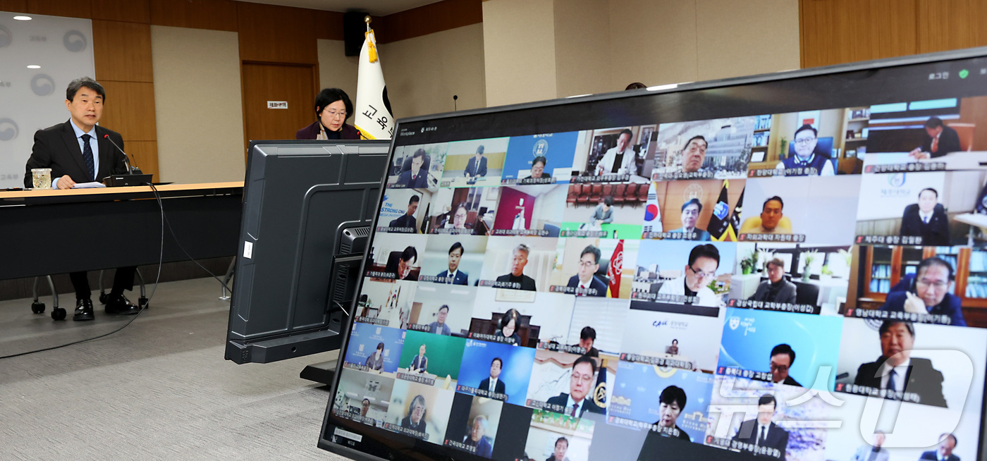 (세종=뉴스1) 김기남 기자 = 이주호 사회부총리 겸 교육부 장관이 13일 오전세종시 정부세종청사에서 화강으로 열린 의대총장 간담회에서 발언하고 있다. 2025.2.13/뉴스1