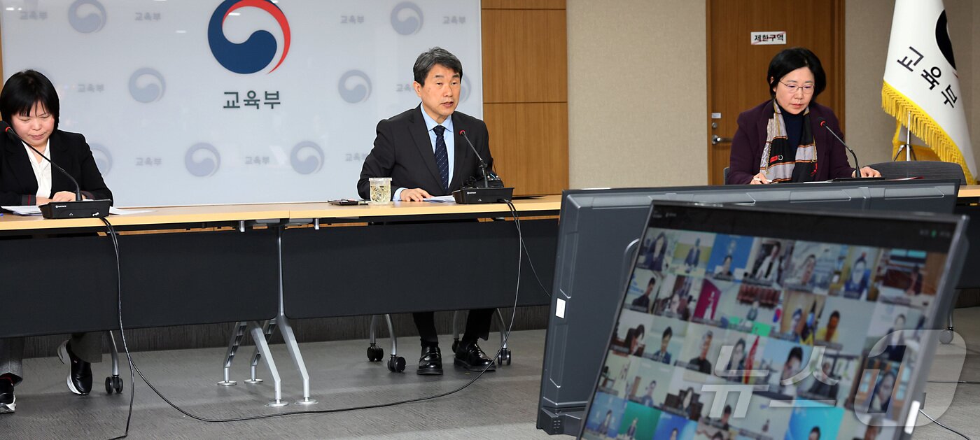 본문 이미지 - 이주호 사회부총리 겸 교육부 장관이 13일 오전 세종시 정부세종청사에서 화강으로 열린 의대총장 간담회에서 발언하고 있다. /뉴스1 ⓒ News1 김기남 기자