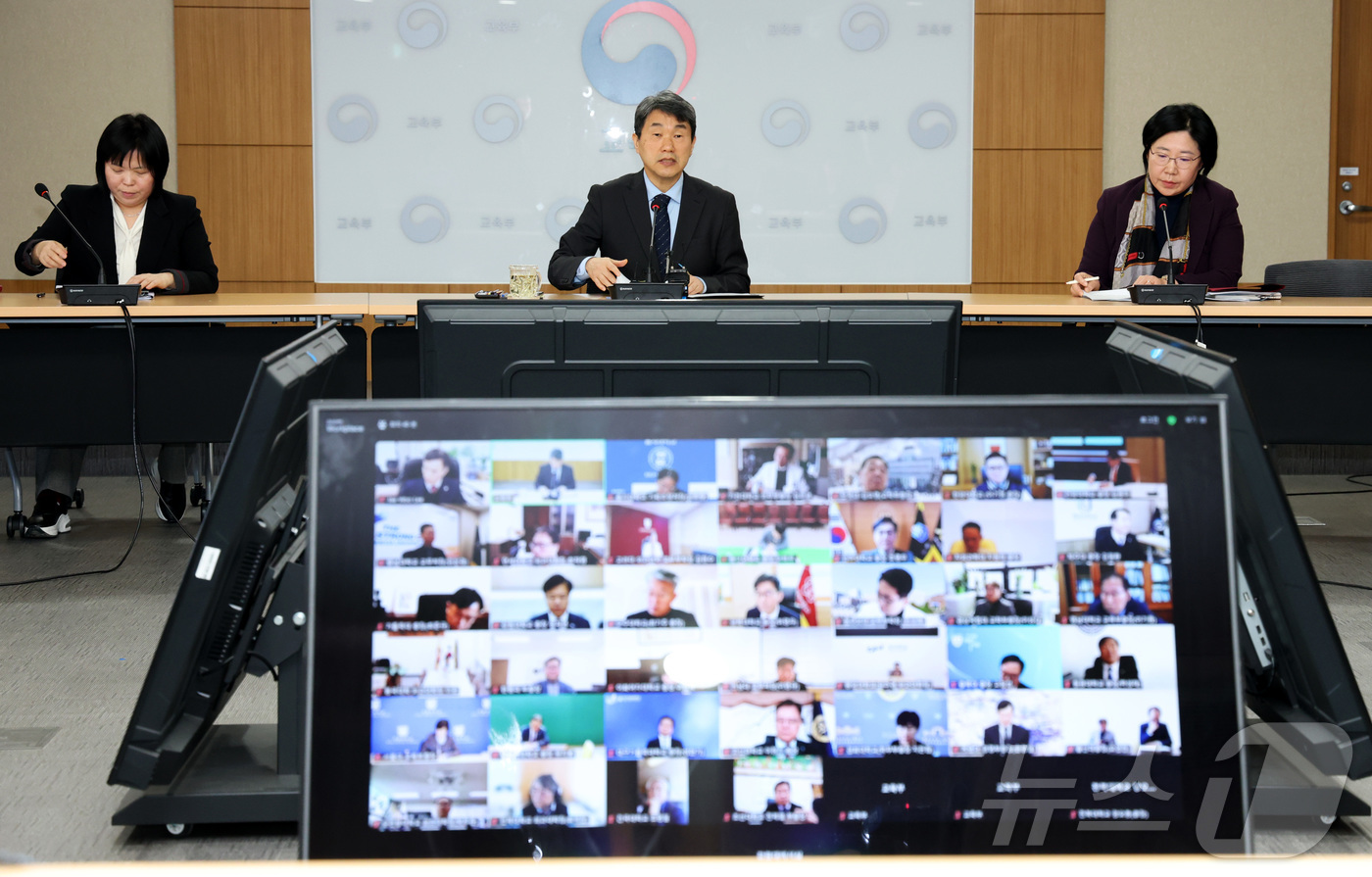 (세종=뉴스1) 김기남 기자 = 이주호 사회부총리 겸 교육부 장관이 13일 오전 세종시 정부세종청사에서 화강으로 열린 의대총장 간담회에서 발언하고 있다. 2025.2.13/뉴스1