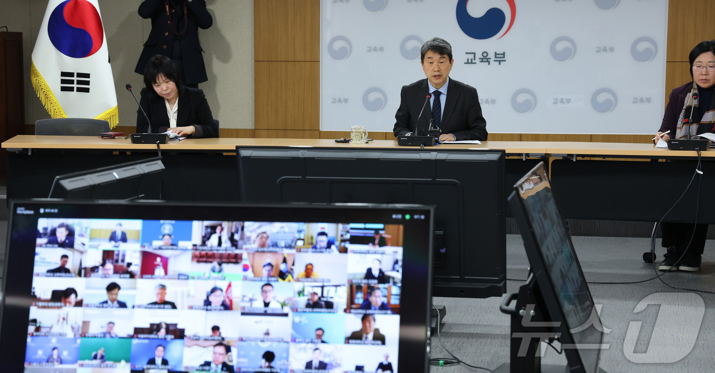 (세종=뉴스1) 김기남 기자 = 이주호 사회부총리 겸 교육부 장관이 13일 오전 세종시 정부세종청사에서 화강으로 열린 의대총장 간담회에서 발언하고 있다. 2025.2.13/뉴스1