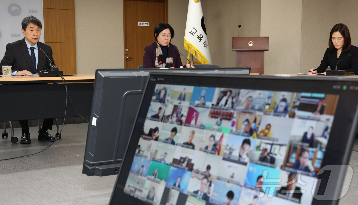 (세종=뉴스1) 김기남 기자 = 이주호 사회부총리 겸 교육부 장관이 13일 오전 세종시 정부세종청사에서 화강으로 열린 의대총장 간담회에서 발언하고 있다. 2025.2.13/뉴스1