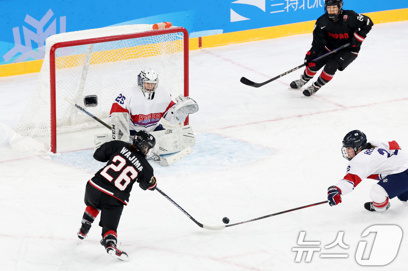 (하얼빈(중국)=뉴스1) 이승배 기자 = 13일 중국 헤이룽장성 하얼빈 스포츠대학 학생 스케이트장에서 열린 하얼빈 동계아시안게임 여자 아이스하키 본선 한국과 일본의 경기에서 일본 …