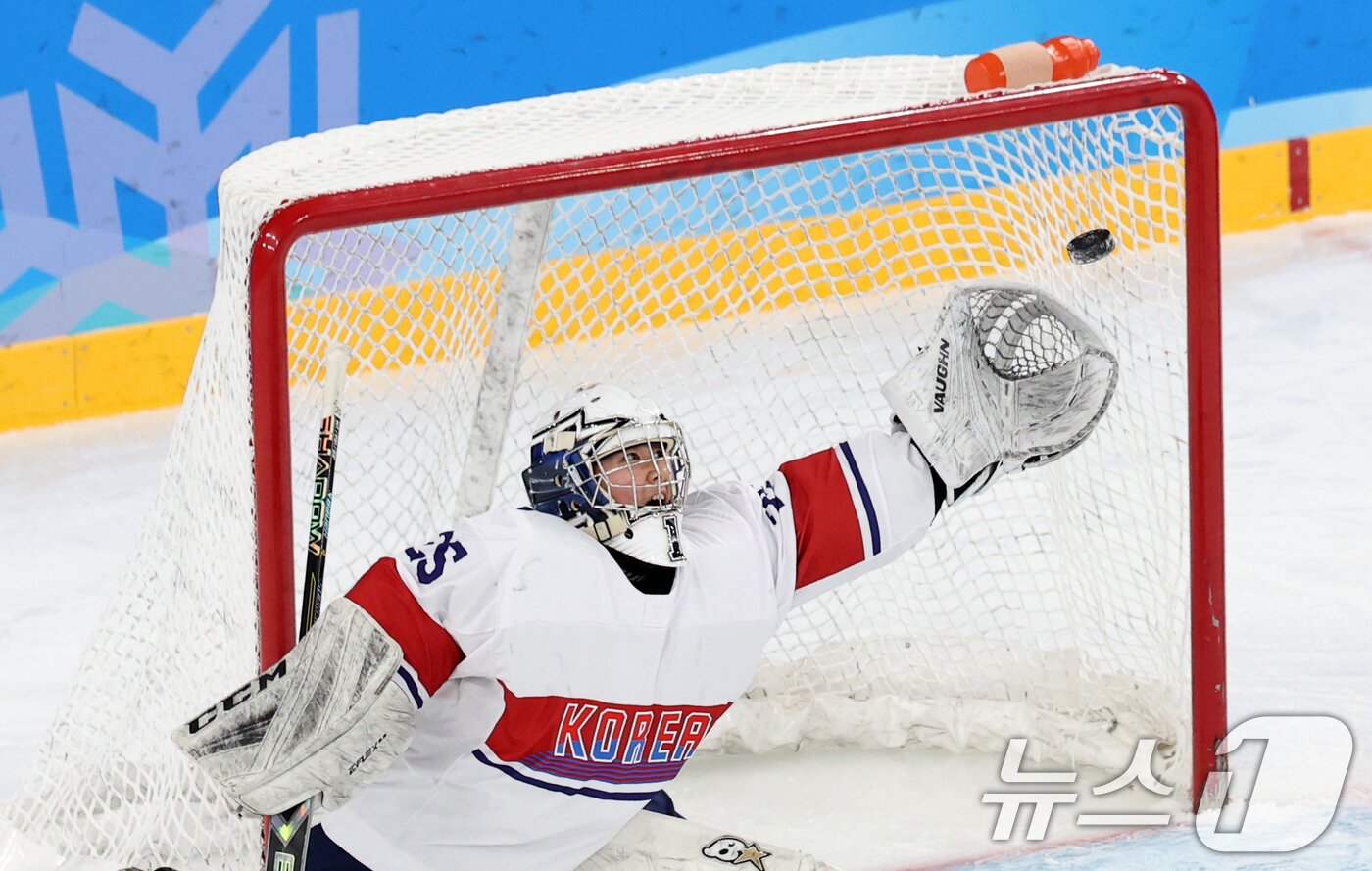 본문 이미지 - 13일 중국 헤이룽장성 하얼빈 스포츠대학 학생 스케이트장에서 열린 하얼빈 동계아시안게임 여자 아이스하키 본선 한국과 일본의 경기에서 골리 김연주가 일본 와지마 유메카에게 실점하고 있다. 2025.2.13/뉴스1 ⓒ News1 이승배 기자