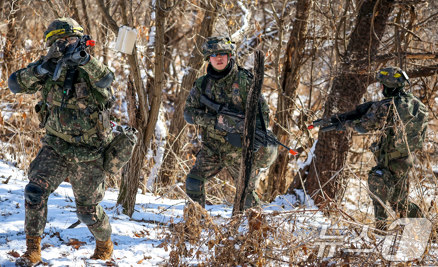 (파주=뉴스1) 김진환 기자 = 13일 경기 파주시 문산읍 소재 인근 훈련장에서 육군 제1보병사단 필승대대 장병들이 '2025년 혹한기 훈련'의 일환으로 실시된 '공중강습작전'을 …