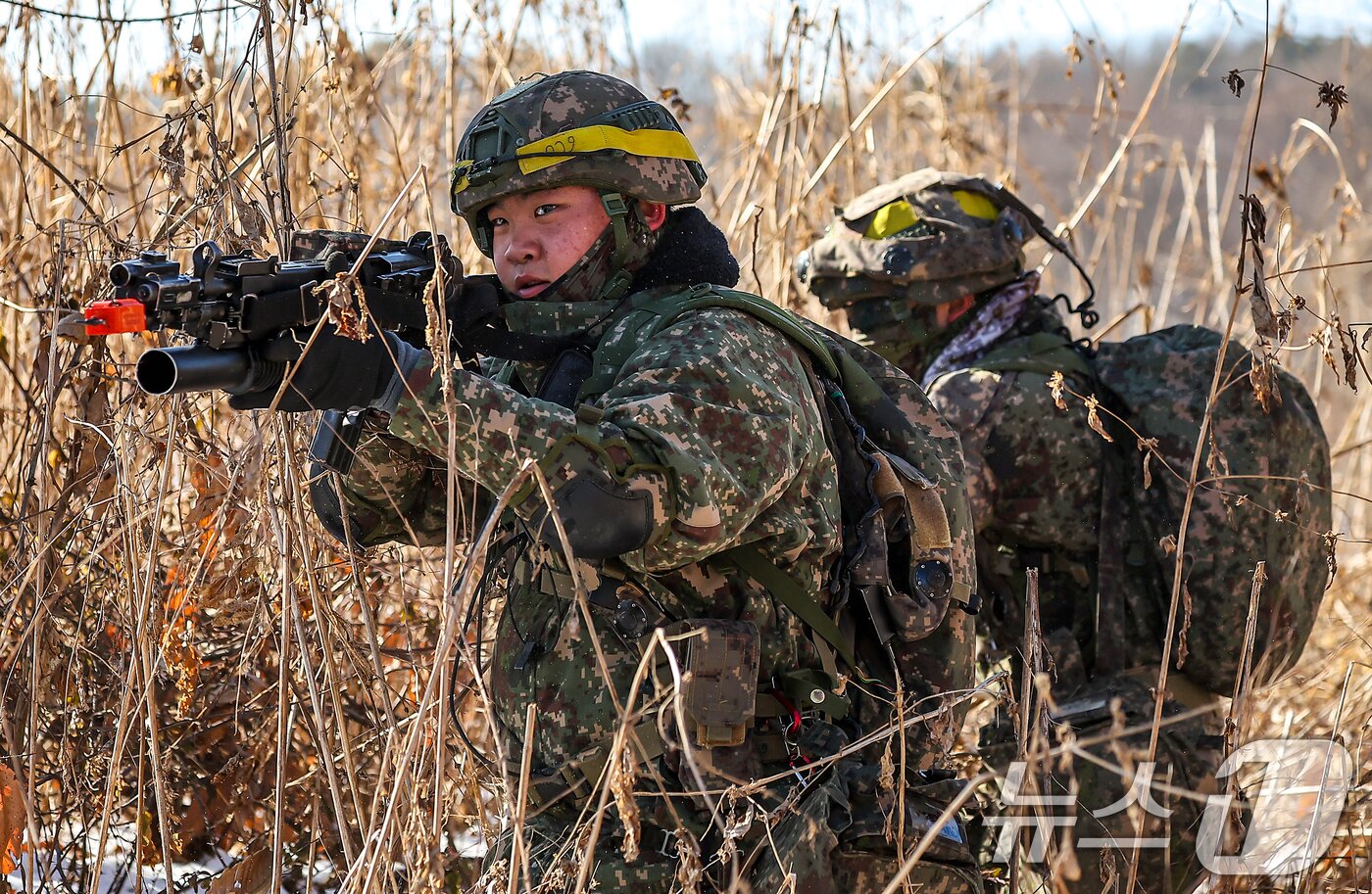 본문 이미지 - 13일 경기 파주시 문산읍 소재 인근 훈련장에서 육군 제1보병사단 필승대대 장병들이 &#39;2025년 혹한기 훈련&#39;의 일환으로 실시된 &#39;공중강습작전&#39;을 하고 있다. 2025.2.13/뉴스1 ⓒ News1 김진환 기자