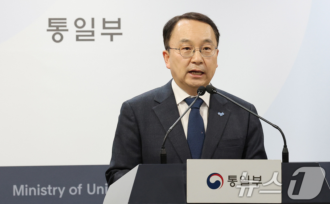 (서울=뉴스1) 임세영 기자 = 구병삼 통일부 대변인이 13일 서울 종로구 정부서울청사 브리핑실에서 북한의 금강산 이산가족면회소 철거 관련 성명을 발표하고 있다. 2025.2.13 …
