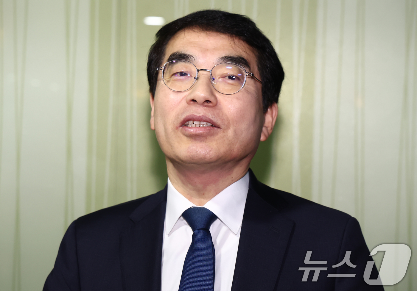 (서울=뉴스1) 김민지 기자 = 비명(비이재명)계 모임 '초일회' 간사인 양기대 더불어민주당 전 의원이 13일 오전 서울 여의도 국회 의원회관에서 기자간담회를 마치고 취재진 질의에 …
