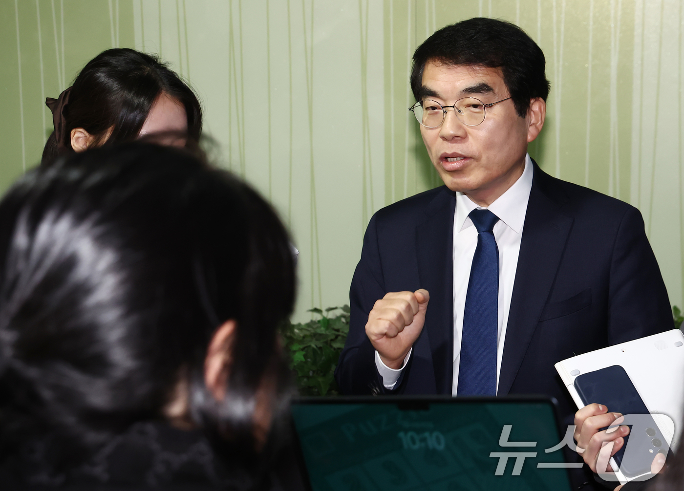 (서울=뉴스1) 김민지 기자 = 비명(비이재명)계 모임 '초일회' 간사인 양기대 더불어민주당 전 의원이 13일 오전 서울 여의도 국회 의원회관에서 기자간담회를 마치고 취재진 질의에 …