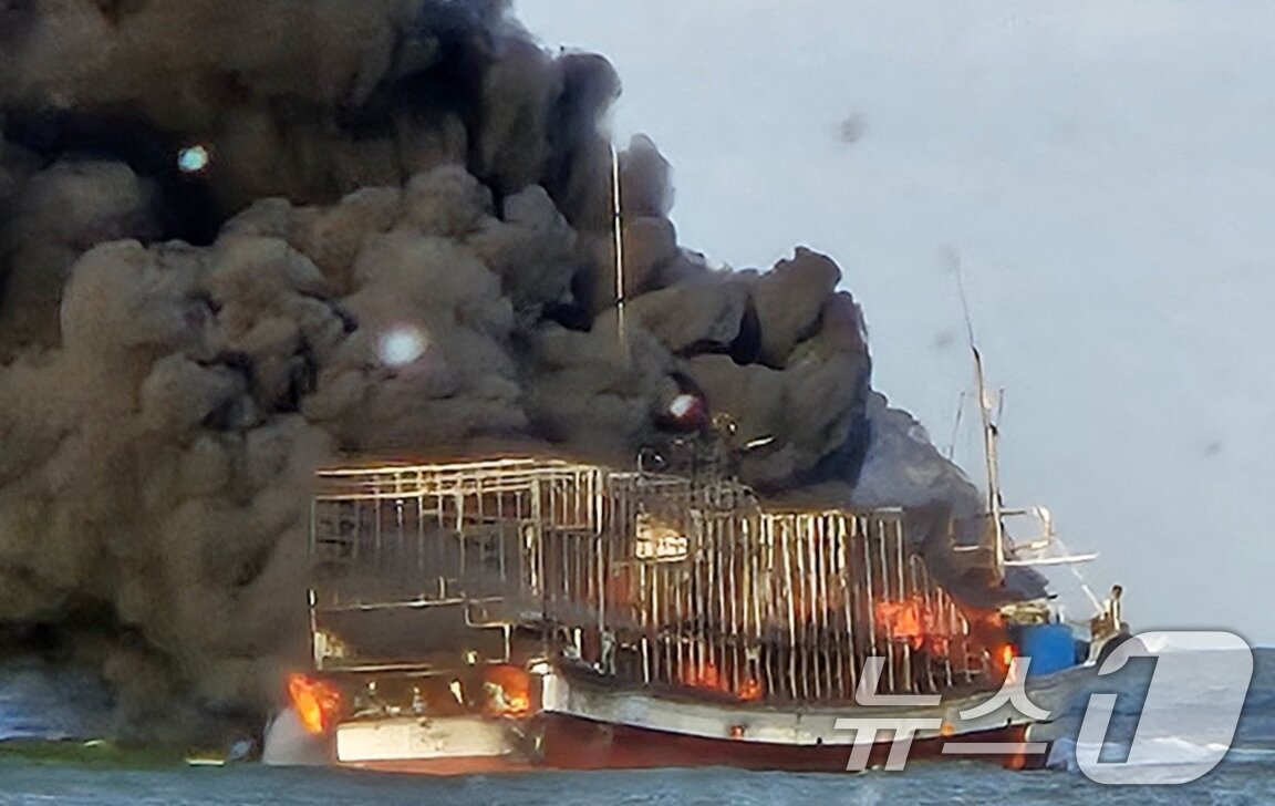 본문 이미지 - 13일 오전 8시 39분께 부안 왕등도 동쪽 4㎞ 지점에서 승선원 11명을 태운 부산선적 근해통발 34톤급 어선(부산 선적)에서 화재가 발생해 검은 연기가 솟구치고 있다.(부안해경 제공. 재판매 및 DB금지) 2025.2.13/뉴스1 ⓒ News1 장수인 기자