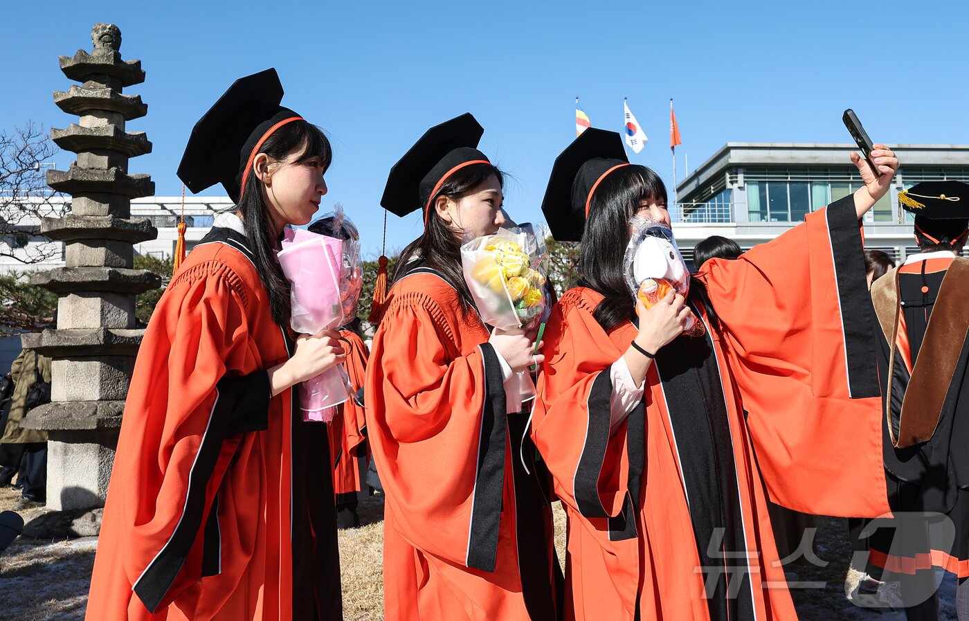 본문 이미지 - 13일 서울 중구 장충동 동국대학교에서 열린 &#39;2025년 봄 학위수여식&#39;에서 졸업생들이 기념촬영을 하며 추억을 간직하고 있다. 2025.2.13/뉴스1 ⓒ News1 김도우 기자