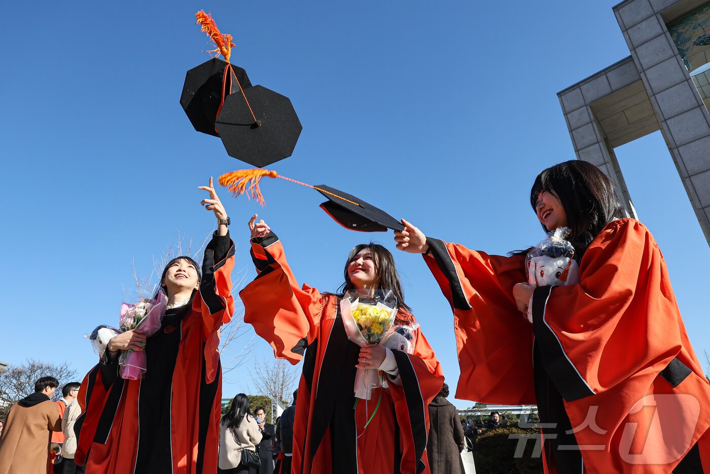 본문 이미지 - 13일 서울 중구 장충동 동국대학교에서 열린 &#39;2025년 봄 학위수여식&#39;에서 졸업생들이 학사모를 던지며 기념촬영을 하고 있다. 2025.2.13/뉴스1 ⓒ News1 김도우 기자