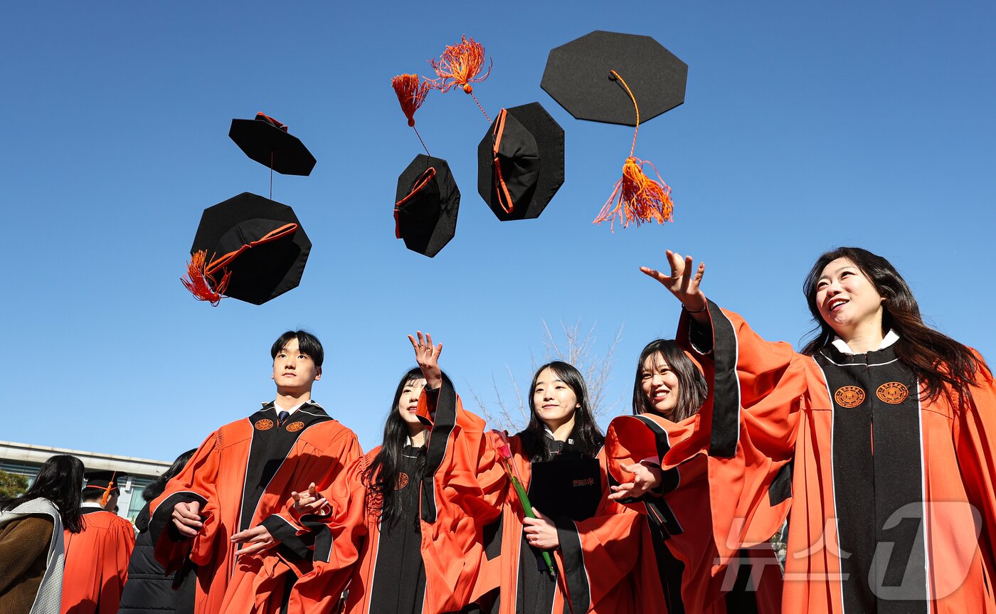 본문 이미지 - 13일 서울 중구 장충동 동국대학교에서 열린 &#39;2025년 봄 학위수여식&#39;에서 졸업생들이 학사모를 던지며 기념촬영을 하고 있다. 2025.2.13/뉴스1 ⓒ News1 김도우 기자