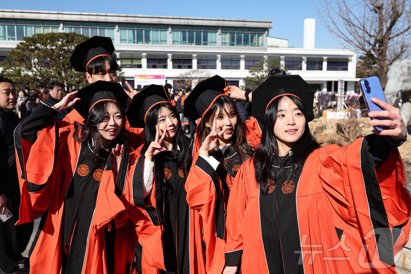 (서울=뉴스1) 김도우 기자 = 13일 서울 중구 장충동 동국대학교에서 열린 '2025년 봄 학위수여식'에서 졸업생들이 기념촬영을 하며 추억을 간직하고 있다. 2025.2.13/뉴 …