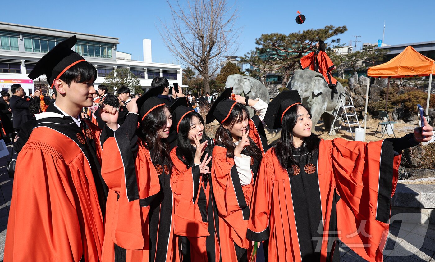본문 이미지 - 13일 서울 중구 장충동 동국대학교에서 열린 &#39;2025년 봄 학위수여식&#39;에서 졸업생들이 기념촬영을 하며 추억을 간직하고 있다. 2025.2.13/뉴스1 ⓒ News1 김도우 기자