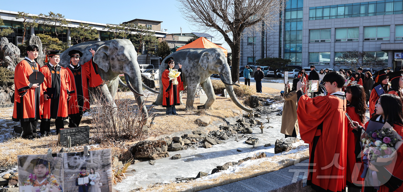 (서울=뉴스1) 김도우 기자 = 13일 서울 중구 장충동 동국대학교에서 열린 '2025년 봄 학위수여식'에서 졸업생들이 코끼리 동상에 올라타 기념촬영을 하고 있다. 2025.2.1 …