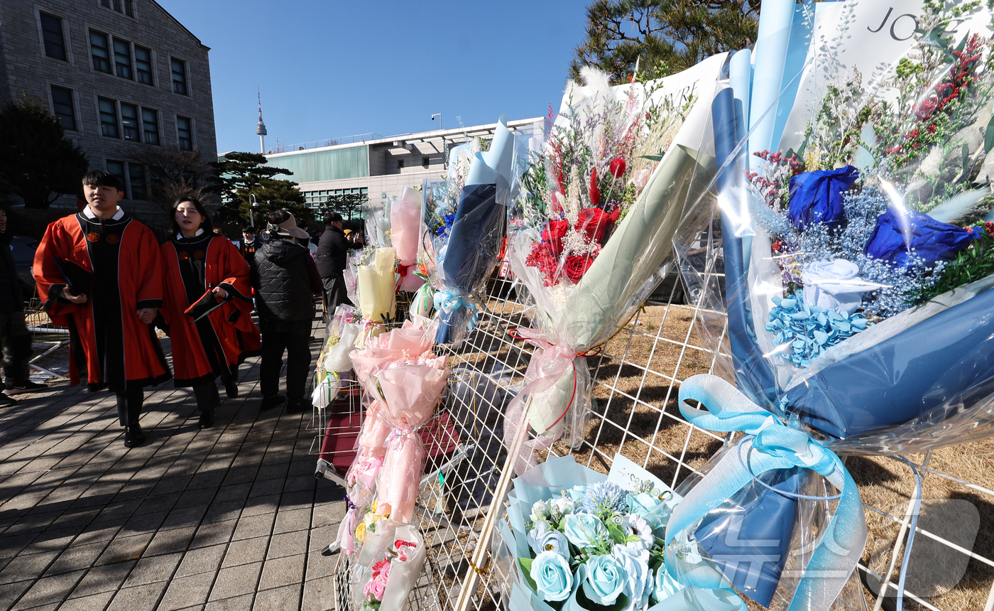 (서울=뉴스1) 김도우 기자 = 최근 한파 영향으로 화훼 농가의 난방비 증가와 졸업시즌과 밸런타인데이 등의 특수로 꽃 도매가격이 상승하면서 선물용 꽃다발 가격도 함께 상승하고 있다 …
