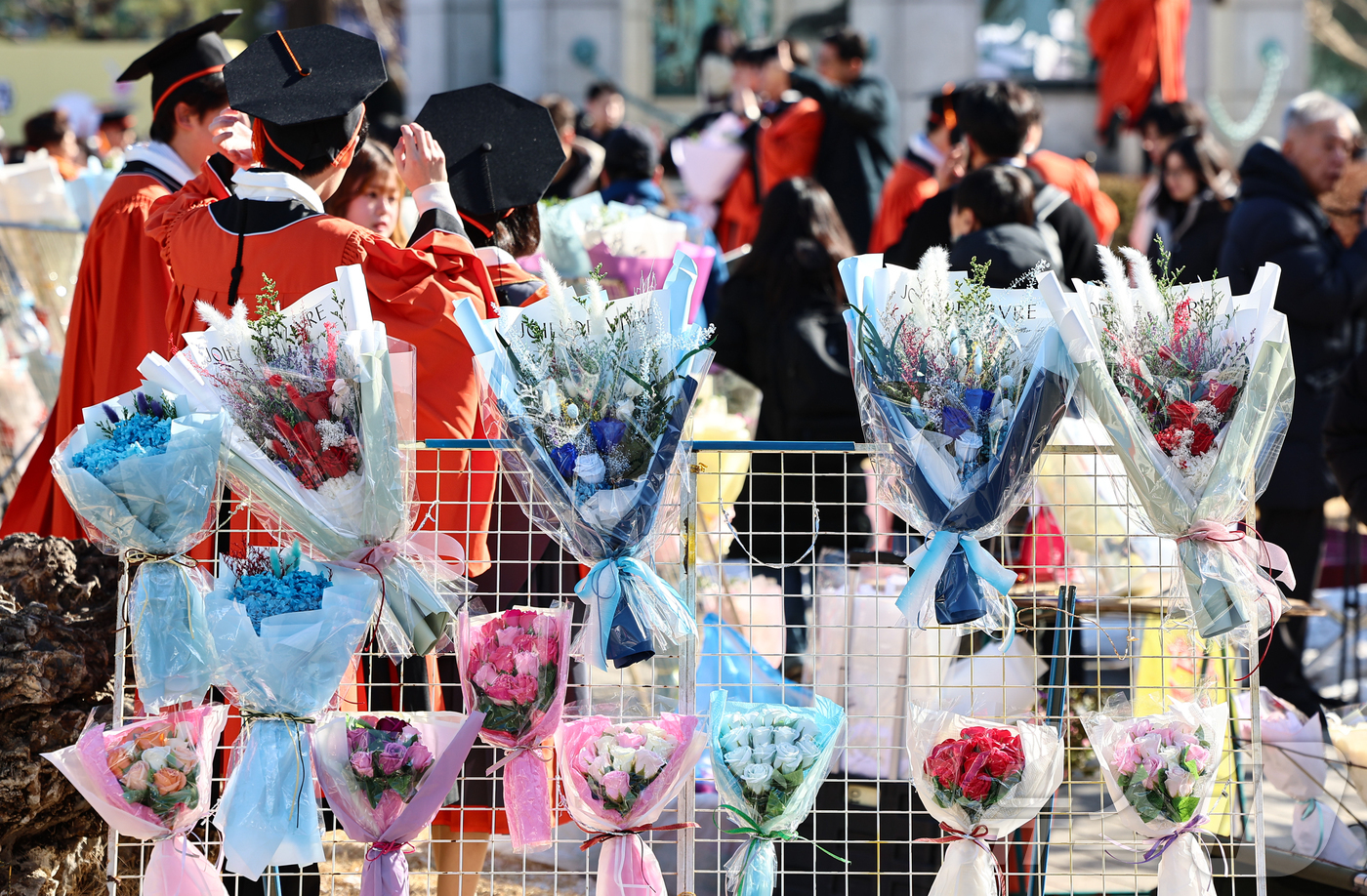 (서울=뉴스1) 김도우 기자 = 최근 한파 영향으로 화훼 농가의 난방비 증가와 졸업시즌과 밸런타인데이 등의 특수로 꽃 도매가격이 상승하면서 선물용 꽃다발 가격도 함께 상승하고 있다 …