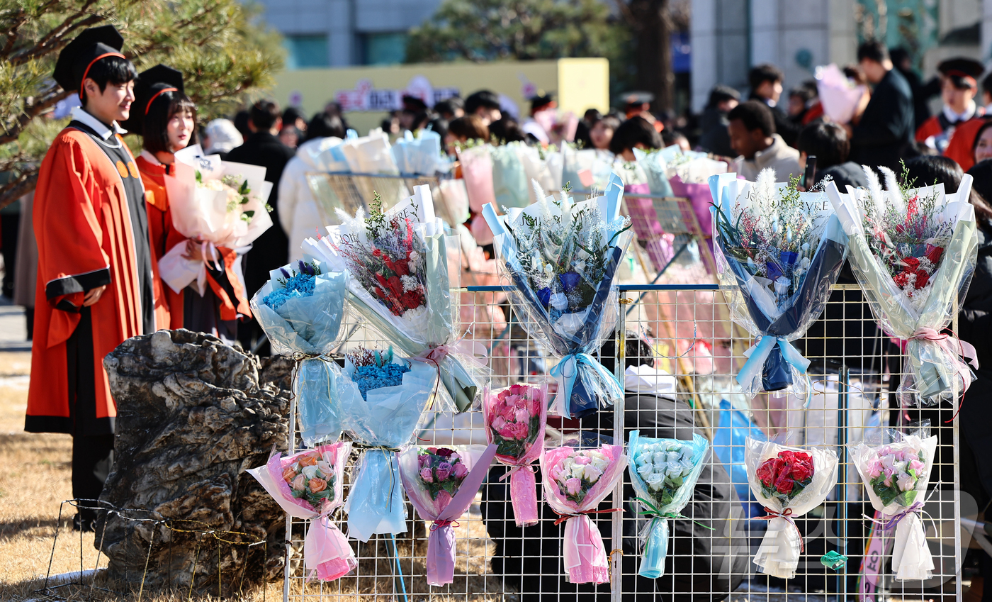 (서울=뉴스1) 김도우 기자 = 최근 한파 영향으로 화훼 농가의 난방비 증가와 졸업시즌과 밸런타인데이 등의 특수로 꽃 도매가격이 상승하면서 선물용 꽃다발 가격도 함께 상승하고 있다 …